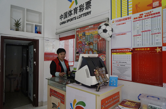 罗兰度（陈百祥 饰）是个开修车店的通俗青年，但自命风骚，一次偷用顾客的跑车出往泡妞，不想客人是个恶少，把他暴打了一顿。被送进病院的罗兰度偶尔闯进巨贾之女阿蚊（夏文汐 饰）的病房，发现她是个心智只有几岁的低智姑娘，罗兰度陪她玩了起来，很快赢得她的好感，而且被她父亲廖镖（董骠 饰）聘为保母，专门逗阿蚊高兴。相处之下，罗兰度和阿蚊变得藕断丝连，但阿蚊已被放置接管手术改正智能，成功恢复的阿蚊酿成了一个成熟优雅的少女，罗兰度知道，阿谁在本身眼前畅怀年夜笑的小姑娘已不在了，他也遭到廖镖解雇，夸姣的回想加倍映衬现