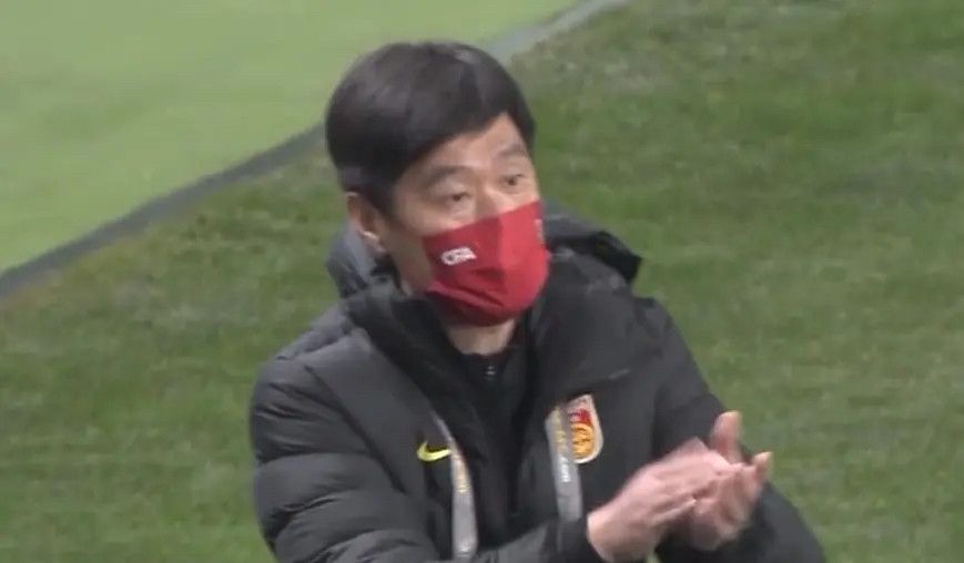 整张海报以倒映的玻璃窗为设计灵感，所有的字体都是镜像的